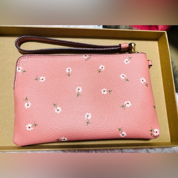 NWOT Coach Wristlet Wallet Pink Gold With Floral Print MSRP $125 - Picture 3 of 4
